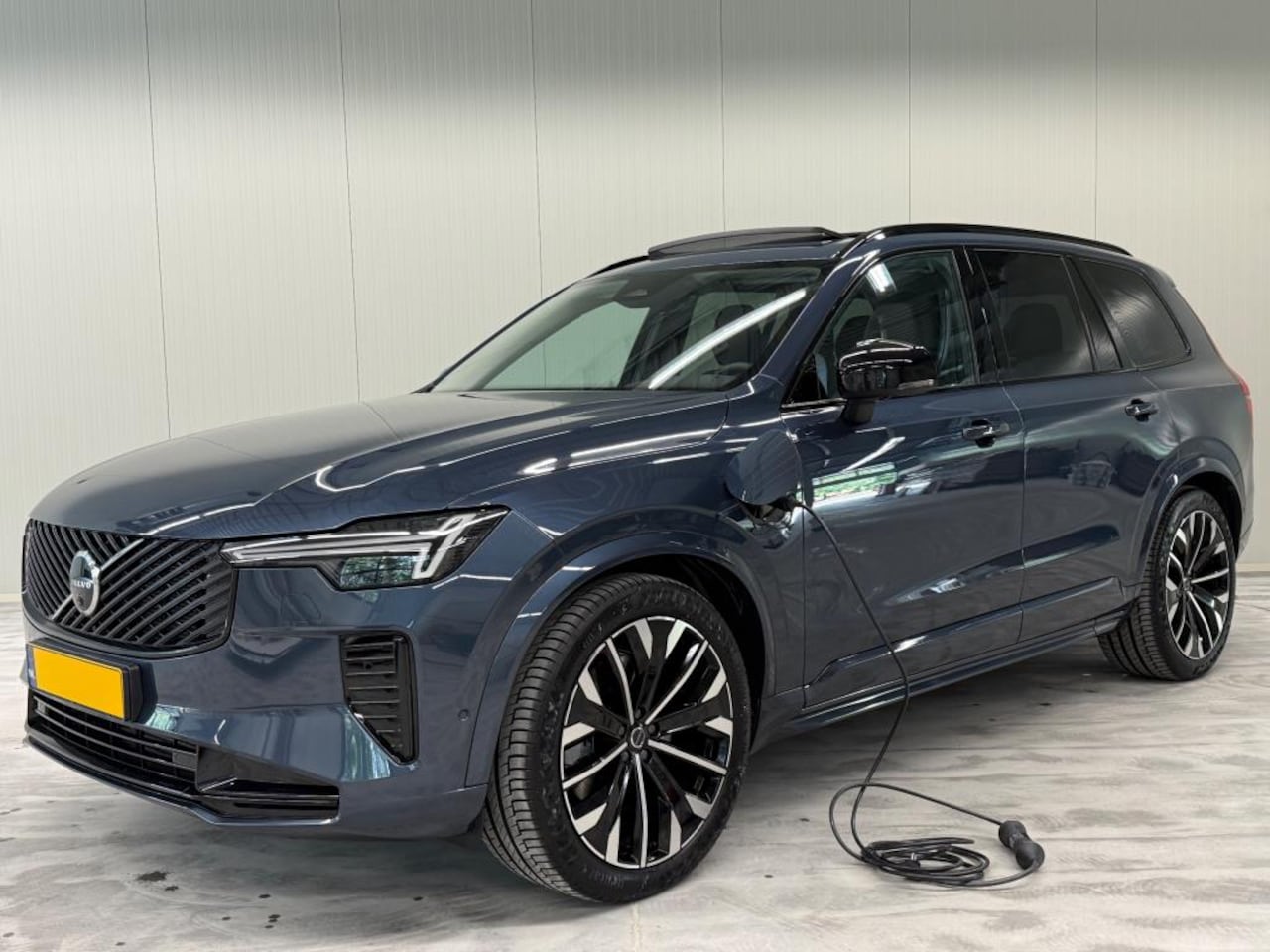 Volvo XC90 - 2.0 T8 Plug-in hybrid AWD Plus Dark|Luchtvering| Panorama dak|360cam| Harman/Kardon - AutoWereld.nl