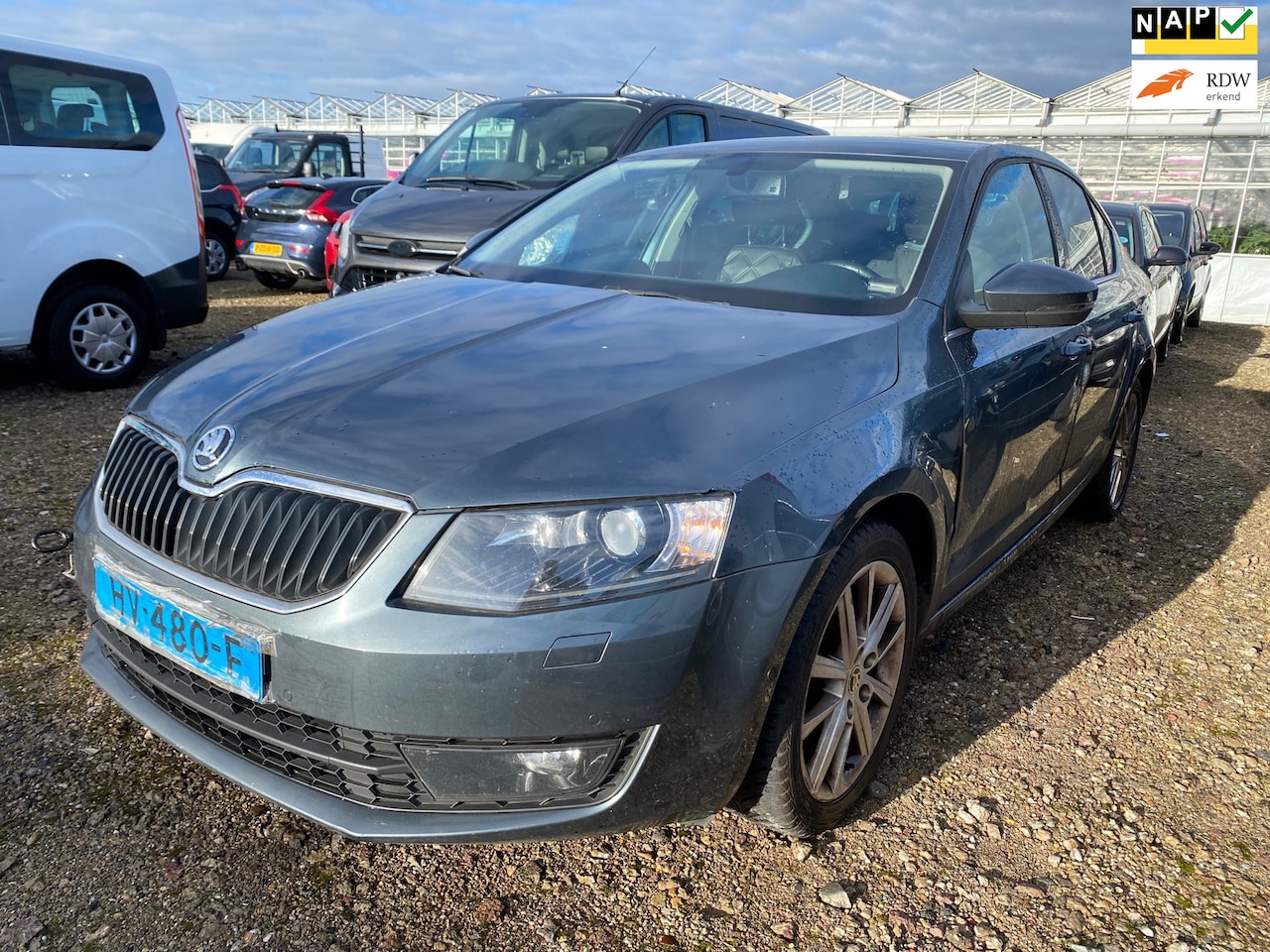 Skoda Octavia - 2015 * 1.6 TDI Greentech * SEDAN * AUTOMAAT * MOTORSCHADE - AutoWereld.nl