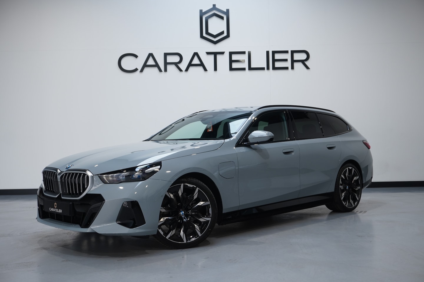 BMW 5-serie Touring - 530e M Sport / M Multifunctionele Stoelen / Harman Kardon / 21 Inch - AutoWereld.nl