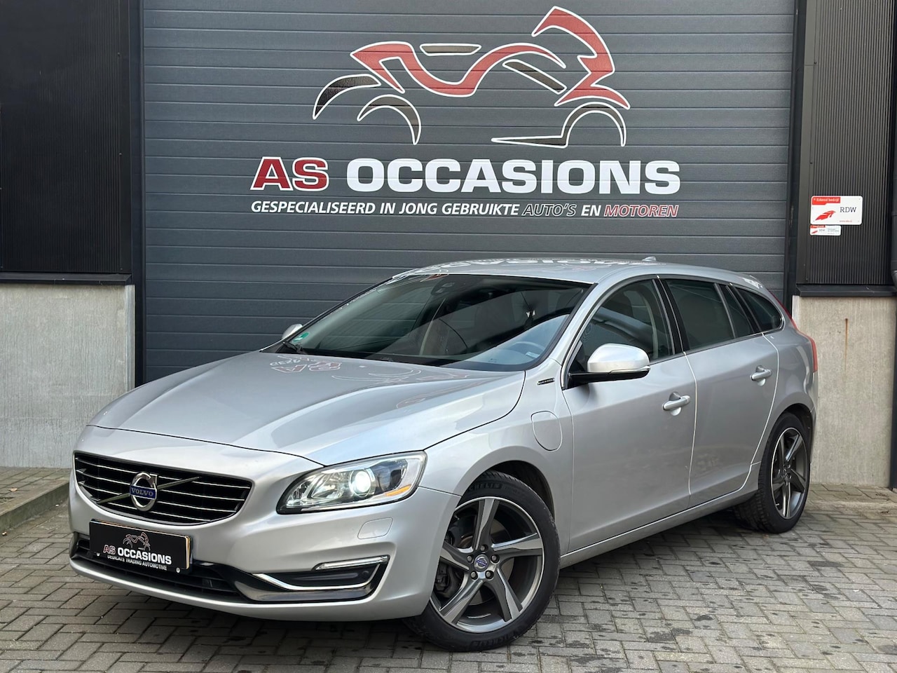 Volvo V60 - 2.4 D6 AWD Plug-In Hybrid R-Design - Stoel + Stoelvw - AutoWereld.nl