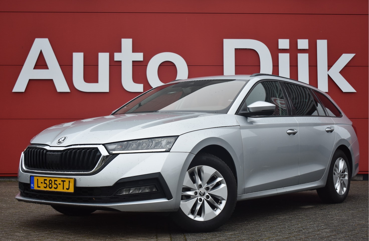 Skoda Octavia Combi - 1.0 e-TSI Business Edition LED | Carplay | Trekhaak | Navi | DAB | Clima | Cruise | PDC V+ - AutoWereld.nl