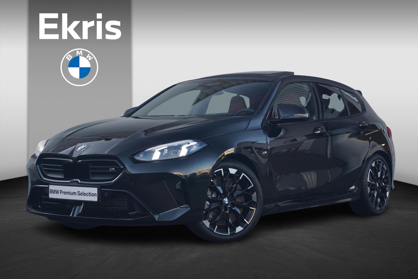 BMW 1-serie - M135i xDrive M Sportpakket Pro 19'' / Harman Kardon / M Sportstoelen / Panoramadak / Elekt - AutoWereld.nl