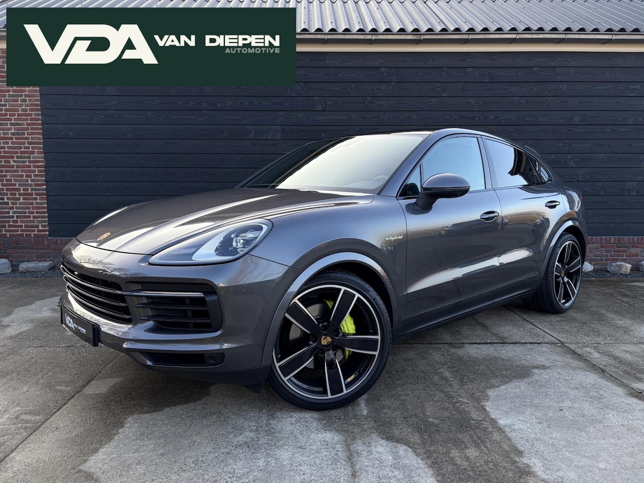 Porsche Cayenne Coupé - 3.0 E-Hybrid - Sport Chrono l Panorama l Achter As Best. l Luchtvering l 22'' - AutoWereld.nl