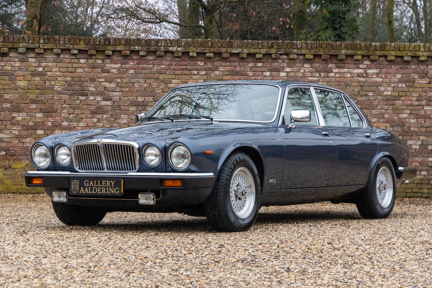 Jaguar Sovereign - XJ12 "The timeless XJ series" Presented in Westminster Blue over Cinnamon-beige leather - - AutoWereld.nl