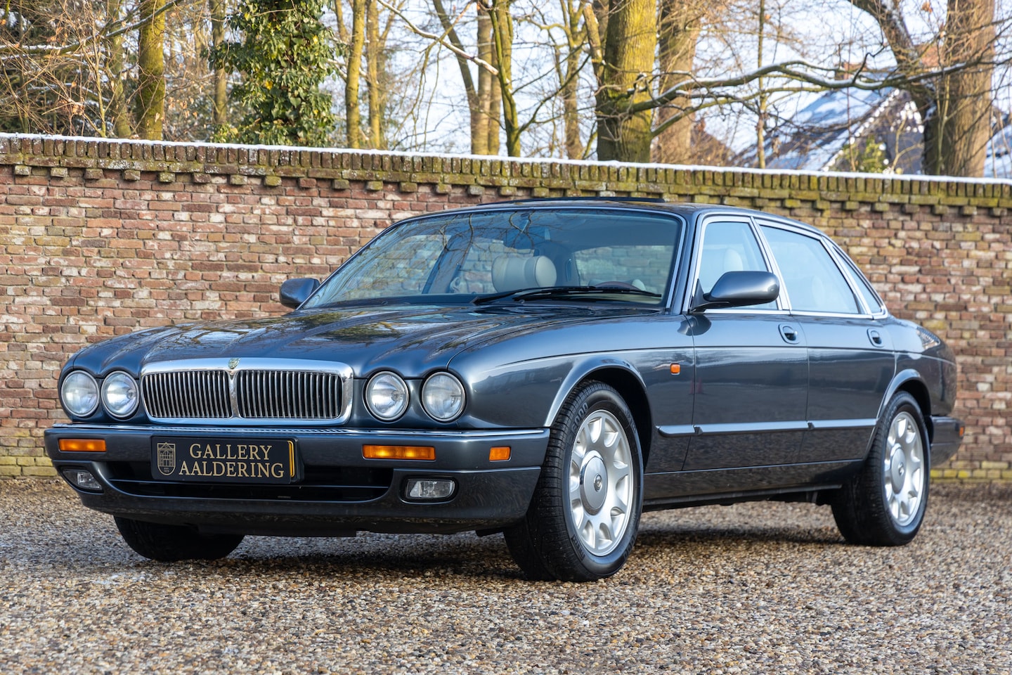 Jaguar Sovereign - XJ6 4.0 "XJ300" Presented in Titanium Pearl with Ivory-Brown luxury hide, "Sovereign" stan - AutoWereld.nl