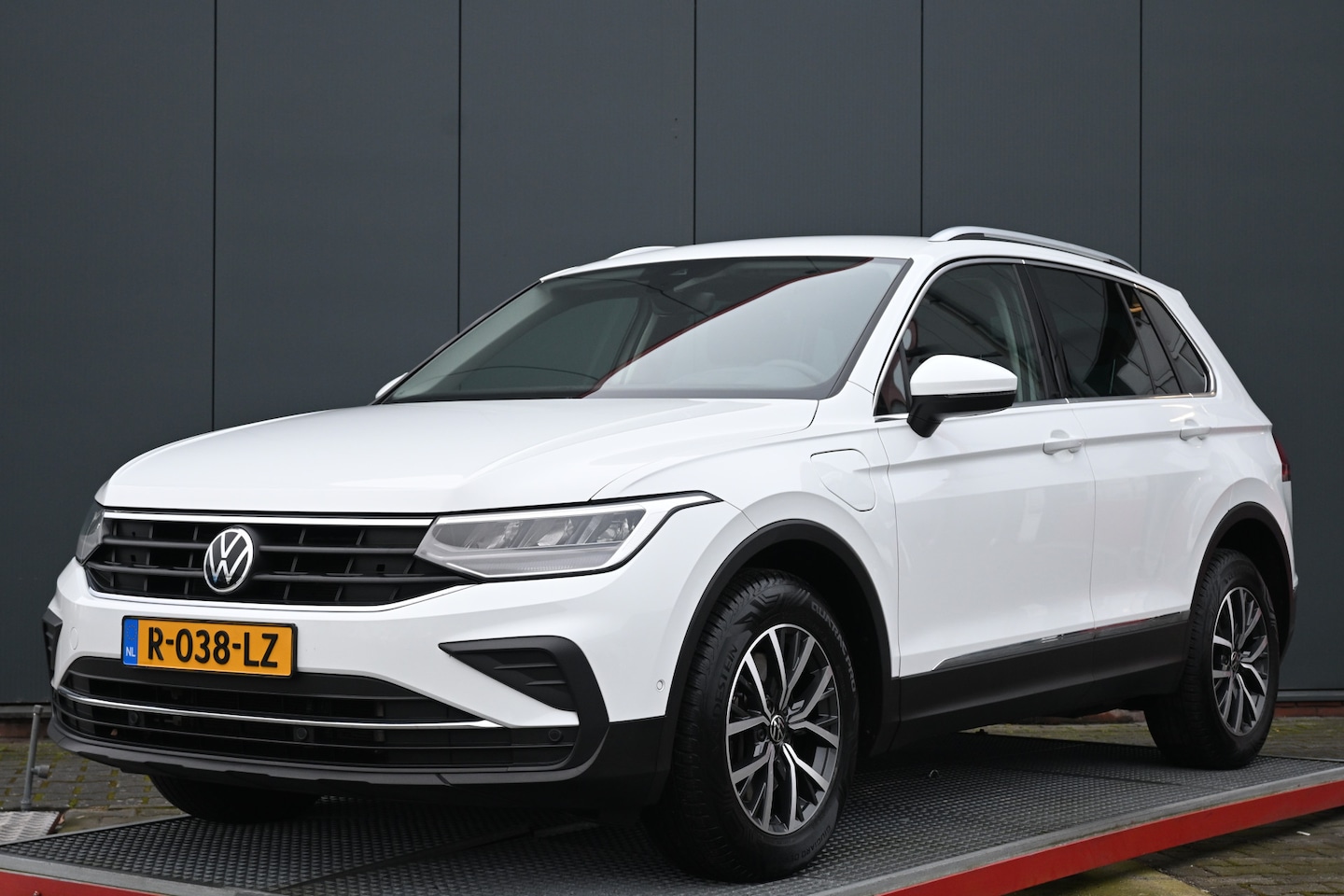 Volkswagen Tiguan - 1.4 TSI eHybrid Business+ trekhaak - AutoWereld.nl