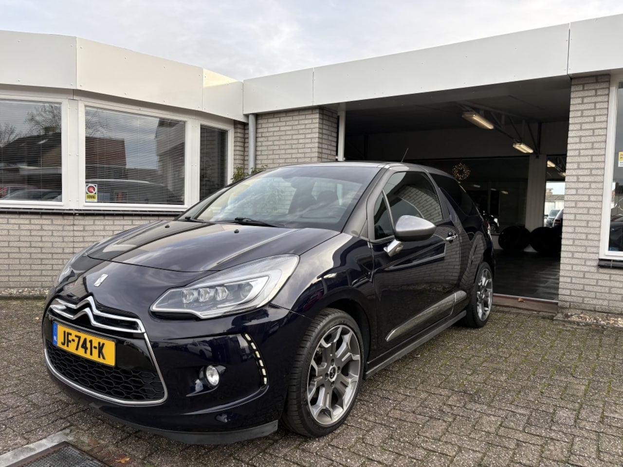 DS 3 - 1.2 110PK So Chic AUTOMAAT / Navi - AutoWereld.nl