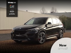 BMW X1 - sDrive20i Sportif | All-Black | Uniek | Custom | 19 inch | Nav