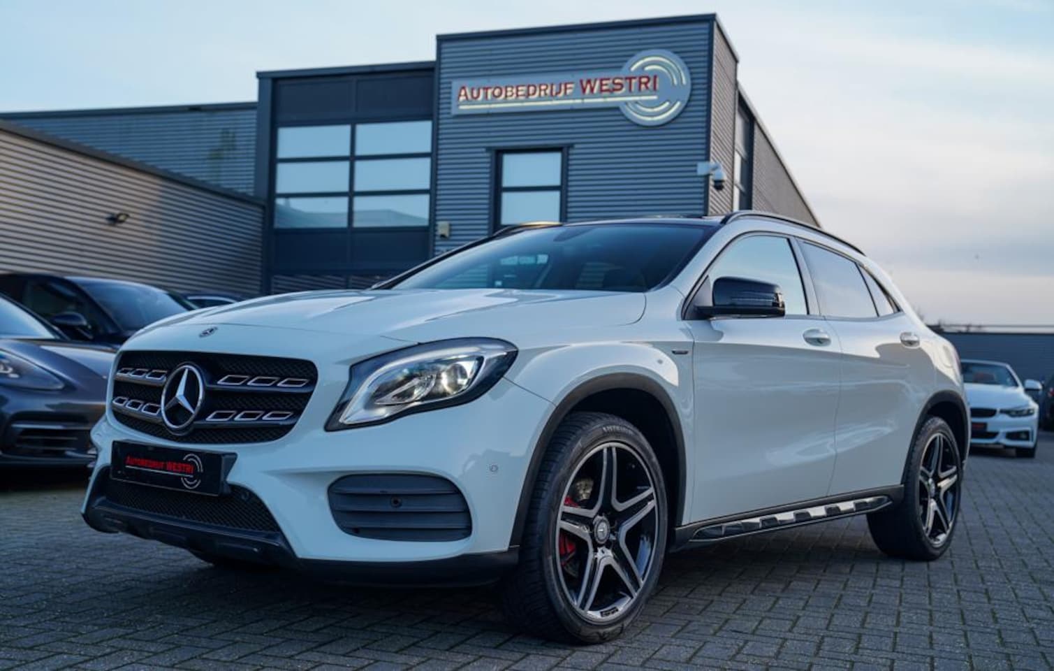 Mercedes-Benz GLA-Klasse - 200 Premium Plus AMG Pakket | Panorama | Automaat | F1 flippers | Airco | Leder/Alcantara - AutoWereld.nl