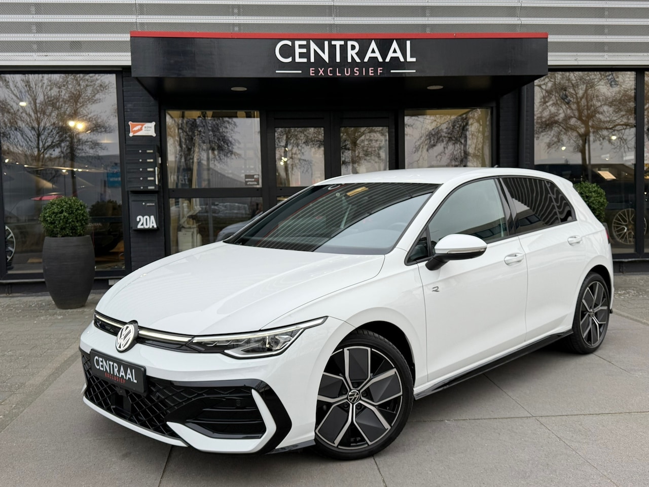 Volkswagen Golf - 1.5 eTSI R-Line Edition NL-Auto|CameraIQ-Lights|Carplay|Keyless - AutoWereld.nl
