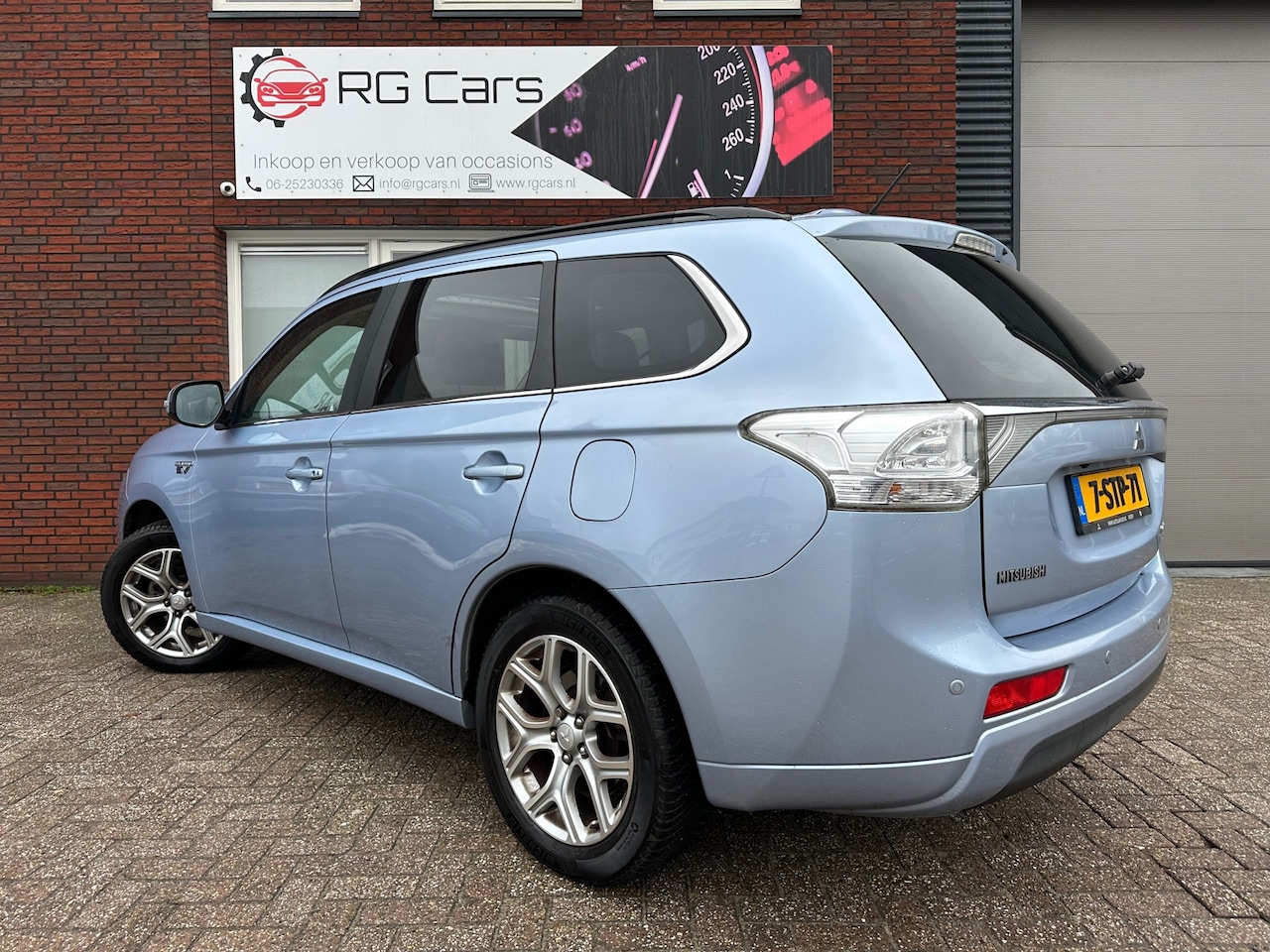 Mitsubishi Outlander - 2.0 PHEV Instyle / Pano / Leder / Navi / PDC - AutoWereld.nl