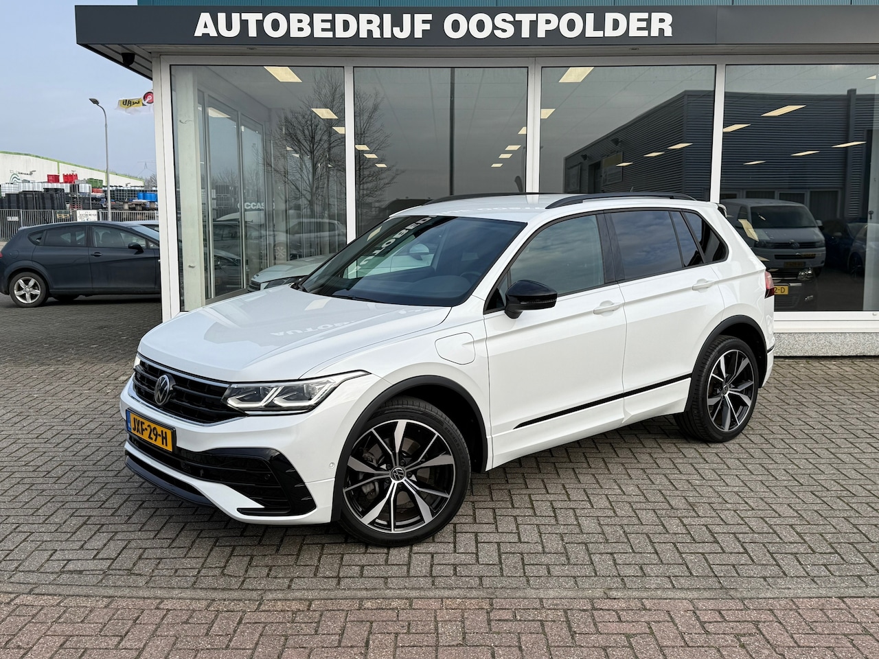 Volkswagen Tiguan - 1.4 TSI eHybrid R-Line Business 1.4 TSI eHybrid R-Line Business+ - AutoWereld.nl