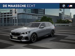 BMW 5-serie Touring - 530e M Sport Automaat / Panoramadak / Trekhaak / Adaptieve LED / Parking Assistant Plus /