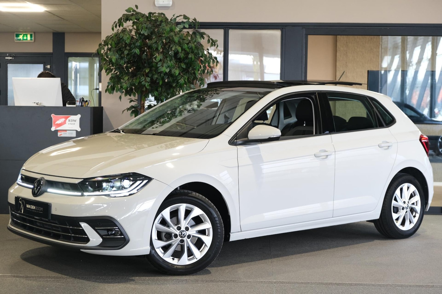 Volkswagen Polo - 1.0 TSI Style 95PK DSG Facelift Pano IQ Led Kessy Cam Navi Virtual - AutoWereld.nl