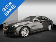 BMW 5-serie - Sedan 530e | LED | HUD | Sportstoelen | Chrome line | Stoelverwarming | Keyles go | DAB |