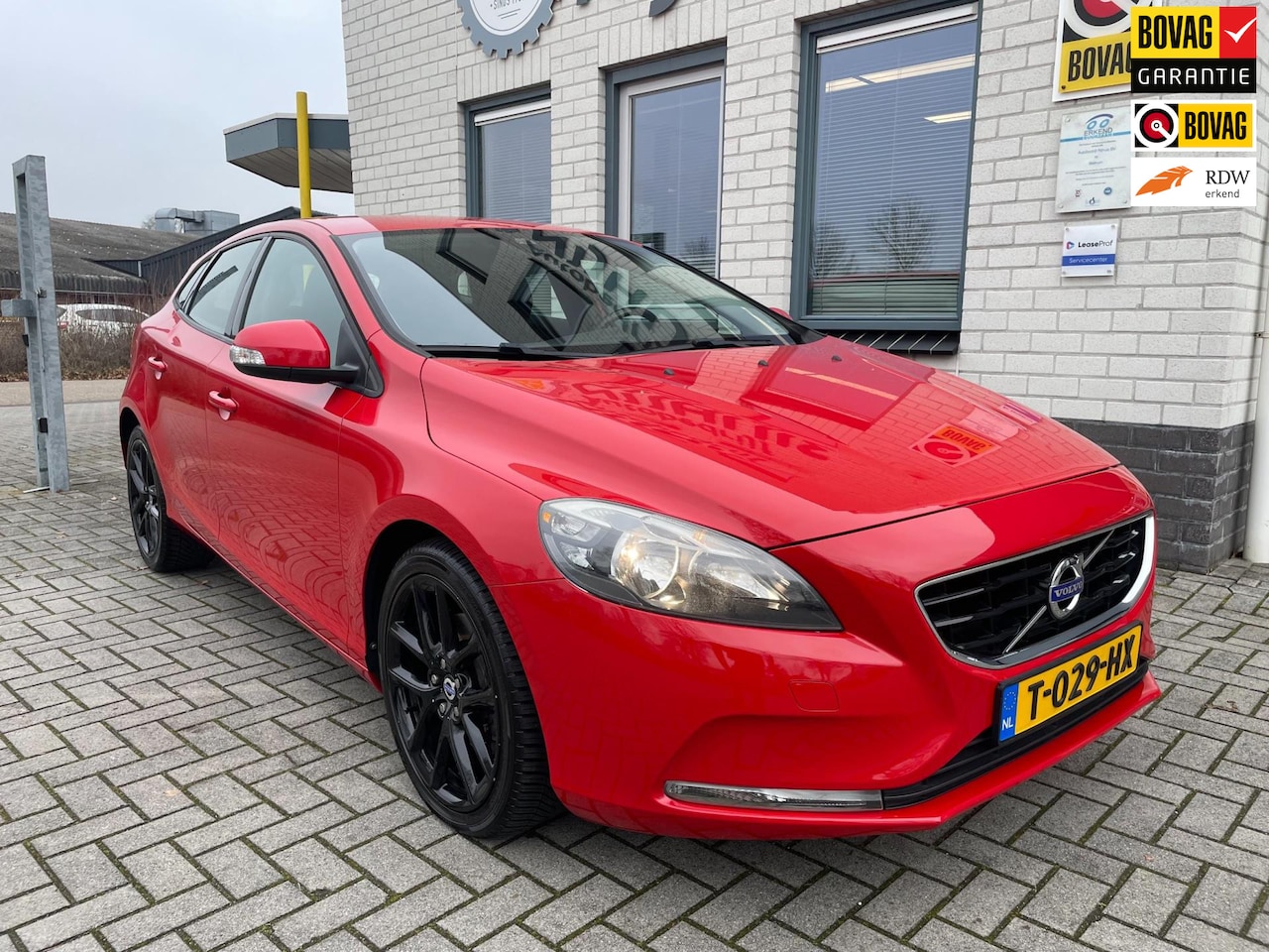 Volvo V40 - 1.6 D2 Momentum / Trekhaak / Cruise Controle / Airco / Centrale vergrendeling - AutoWereld.nl