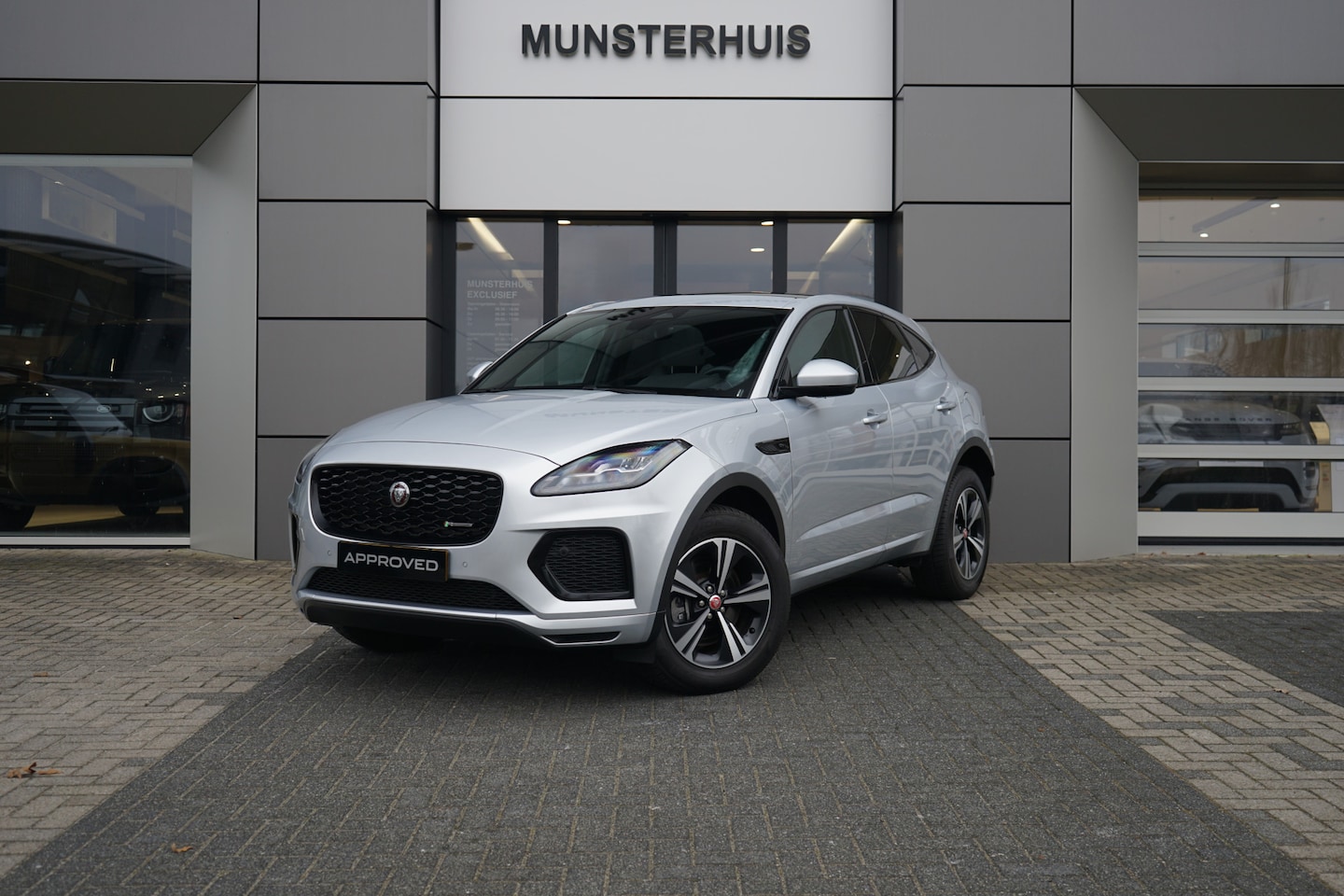 Jaguar E-Pace - 1.5 P300e AWD R-Dynamic S | Voorstoelen verwarmd | Panoramadak | - AutoWereld.nl