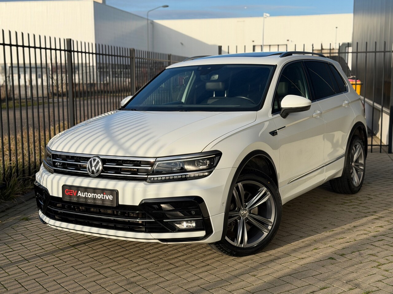 Volkswagen Tiguan - 2.0 TSI 4Motion 3X R-Line Pano Virtual ACC Memory Trekhaak Camera - AutoWereld.nl