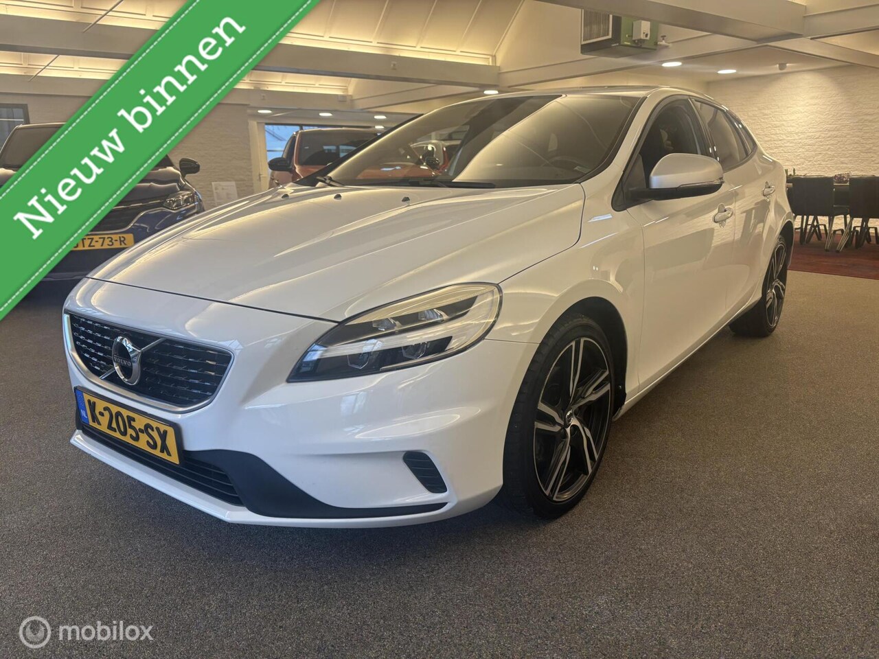Volvo V40 - 2.0 T2 R-Design 2.0 T2 R-Design - AutoWereld.nl