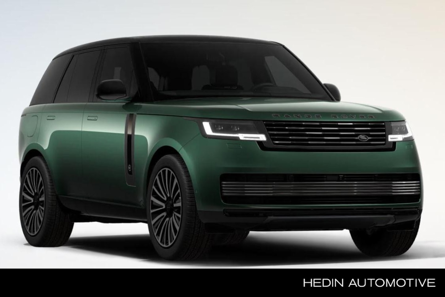 Land Rover Range Rover - P550e SV PHEV l British Racing Green l Intrepid l Rear Seat Ent. l Towing Pack - AutoWereld.nl