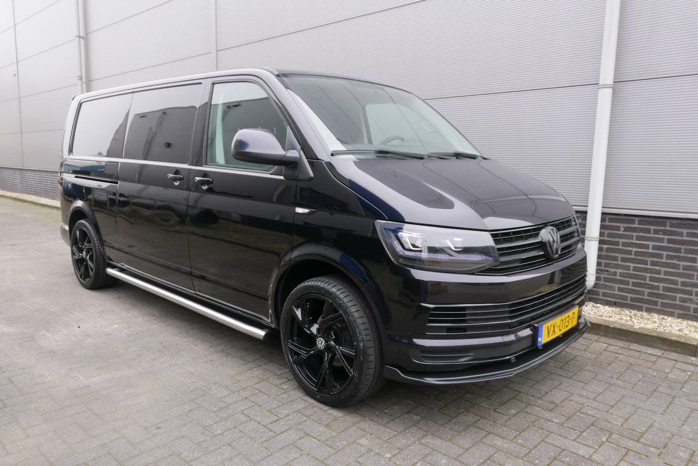 Volkswagen Transporter - 2.0 TDI L2 H1 Trendline AIRCO,XENON,20 INCH VELGEN,TREKHAAK. - AutoWereld.nl