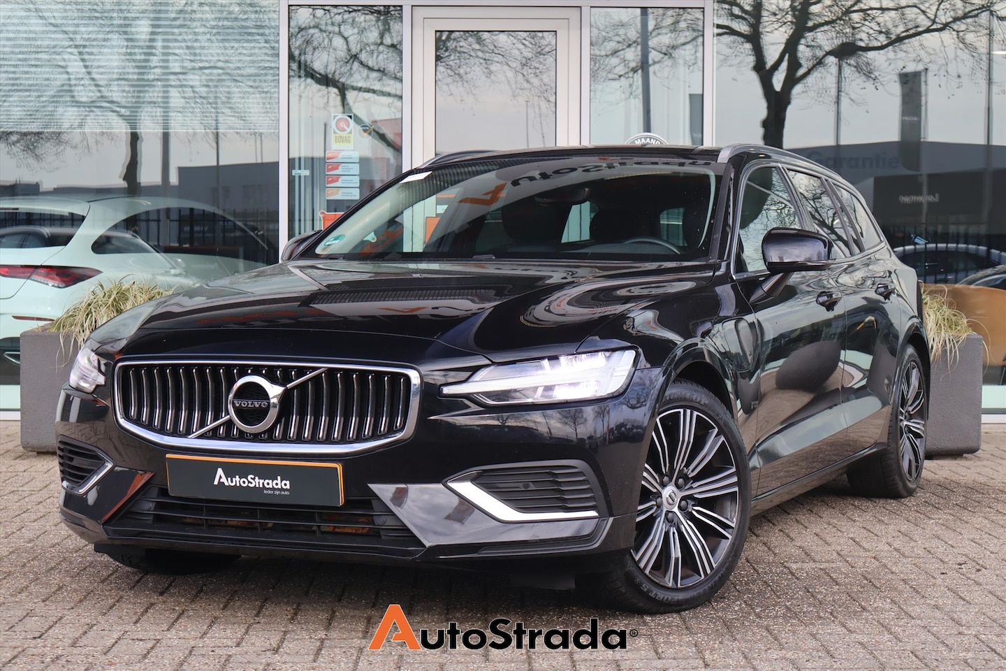 Volvo V60 - T6 Business Pro Twin Engine 340pk AWD | Keyless | Trekhaak | ACC | Navi | Carplay | Stoelv - AutoWereld.nl