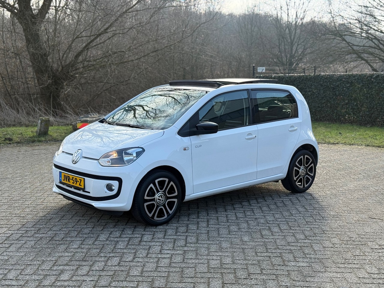 Volkswagen Up! - 1.0 high up! PANO I NAVI I STOELVERW I ZEER MOOI I NWE APK - AutoWereld.nl