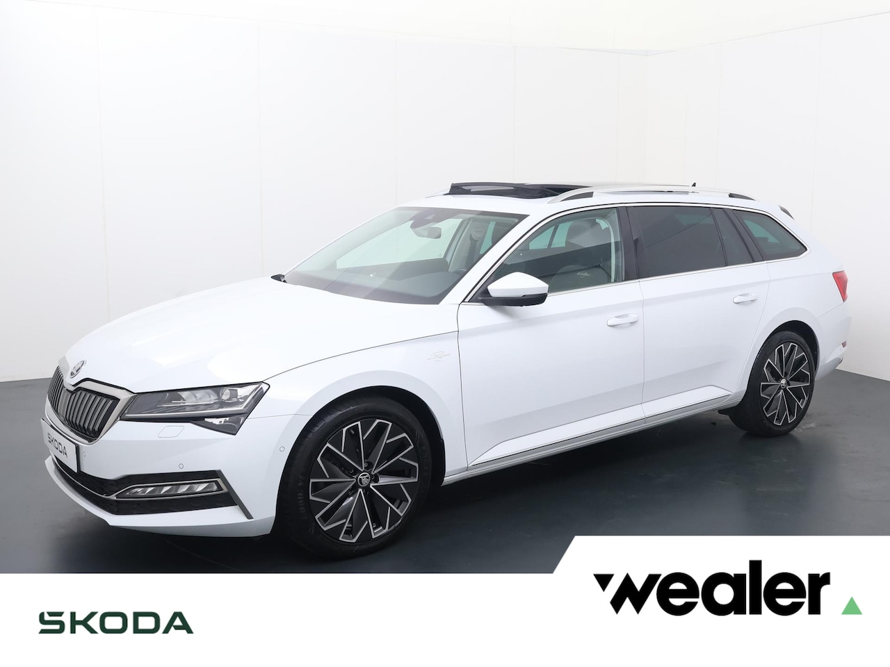 Skoda Superb Combi - 1.4 TSI iV Laurin & Klement Edition | 218 PK | SoH 97% | Trekhaak | Panoramadak | 360 grad - AutoWereld.nl