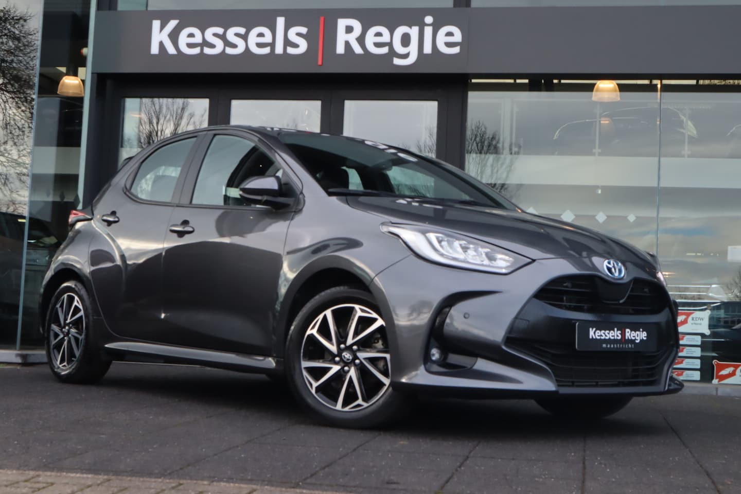 Toyota Yaris - 1.5 Hybrid Dynamic Head-Up ACC Keyless Camera Bliss Navi CarPlay - AutoWereld.nl
