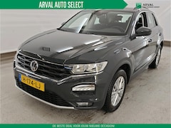 Volkswagen T-Roc - 1.0 TSI 116pk Style Executive | Navi | CarPlay | DAB | Parkeersensoren voor en achter | Ad
