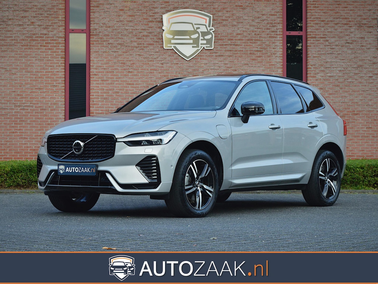 Volvo XC60 - T8 Recharge AWD R-Design | Four-C | HUD | Trekhaak - AutoWereld.nl