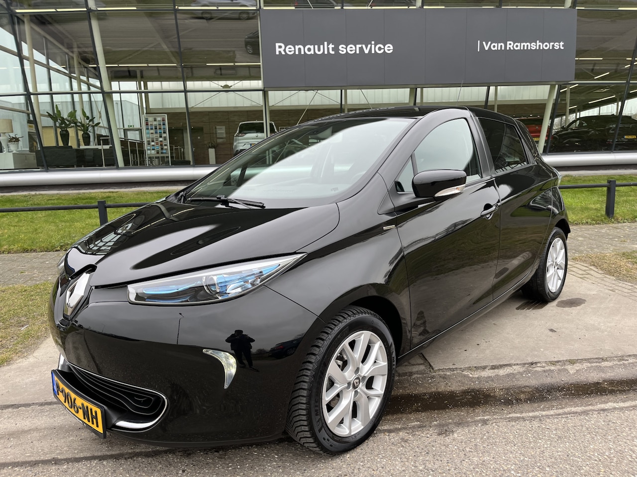 Renault Zoe - R110 Limited 41 kWh Huur Accu / SOH 90.8 / Dealer onderhouden / Keyless / Climate / Camera - AutoWereld.nl