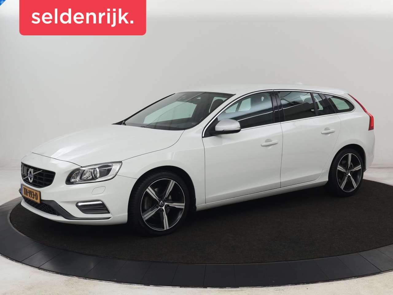 Volvo V60 - 2.0 T4 Sport | Adaptive cruise | Stoelverwarming | Camera | Trekhaak | Leder/Alcantara | B - AutoWereld.nl