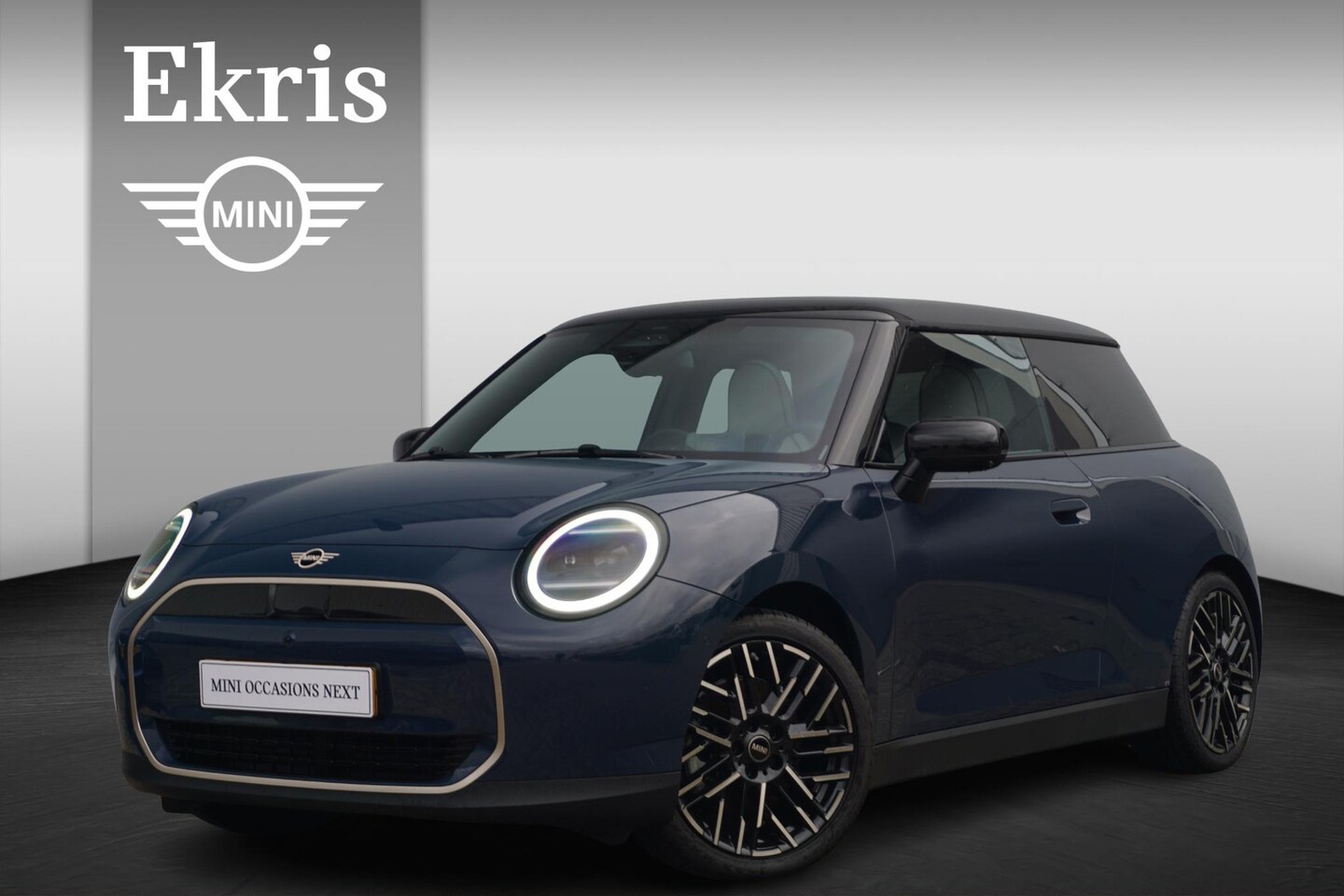 MINI Cooper - 3-deurs E Favoured Trim | Pakket M | Glazen panoramadak | Comfort Access | Harman Kardon | - AutoWereld.nl