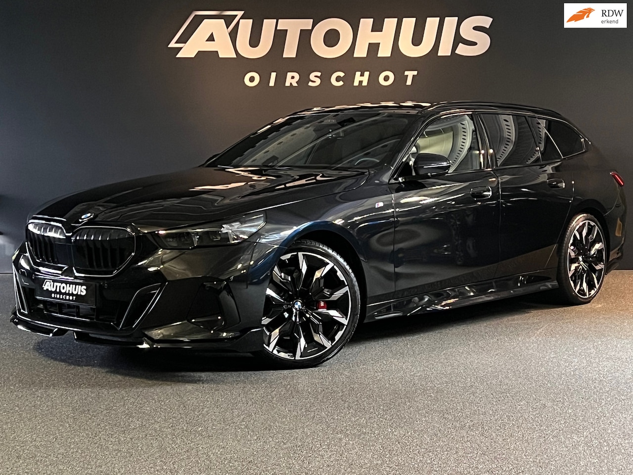 BMW 5-serie Touring - 520i High Executive Edition M Stuurverwarming/Bower&Wilkins/21"/Glazendak/Trekhaak/ 360Cam - AutoWereld.nl