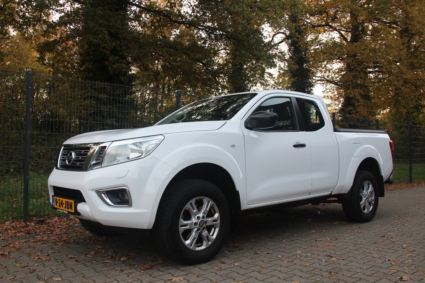 Nissan Navara - 2.3 dCi Visia Double Cab Single cab 4 persoons op kenteken - AutoWereld.nl