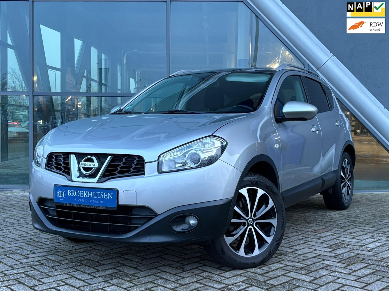 Nissan Qashqai - 2.0 Connect Edition 141pk Panoramadak / Trekhaak / Camera - AutoWereld.nl