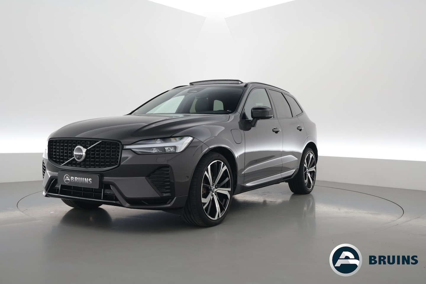 Volvo XC60 - 2.0 T8 Plug-in hybrid AWD Plus Dark | ACC | 360 camera | luchtvering | H&K Audio | pano | - AutoWereld.nl