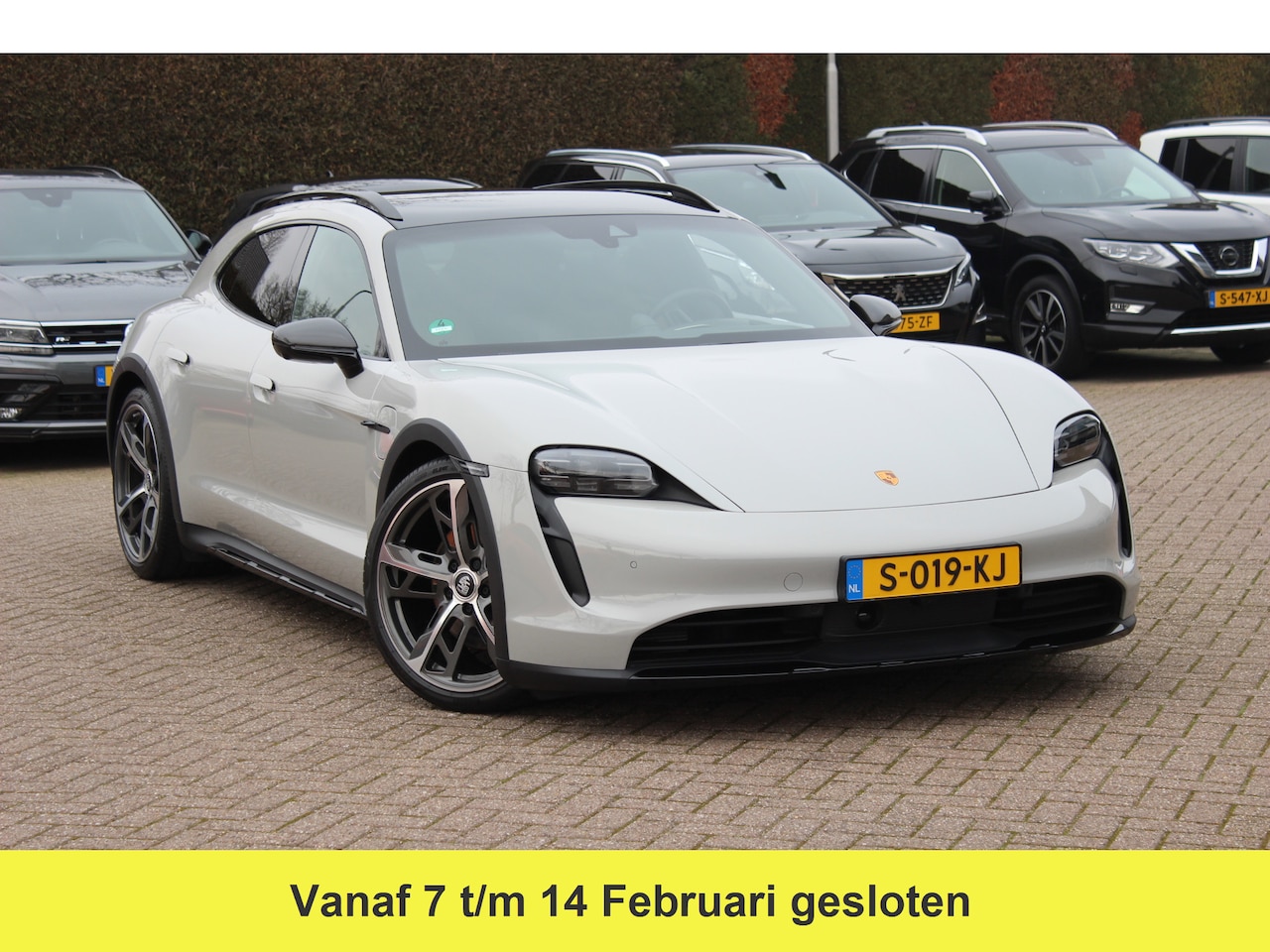 Porsche Taycan Cross Turismo - 4 93 kWh / NL Auto! / NIEUWSTAAT! / Panoramadak / 360Camera / Passenger Display / Achteras - AutoWereld.nl