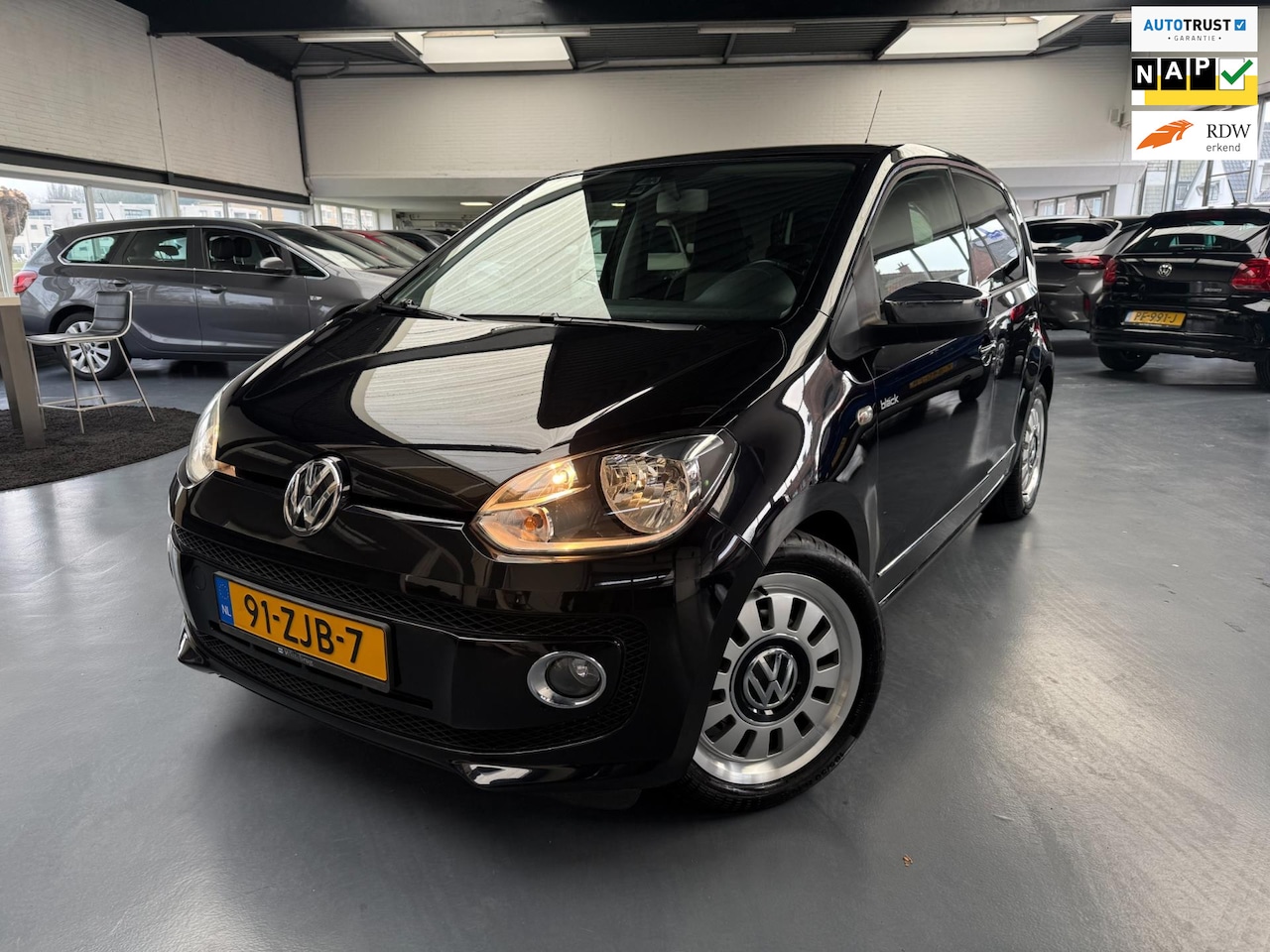 Volkswagen Up! - 1.0 high up! BlueMotion Black Edition - AutoWereld.nl