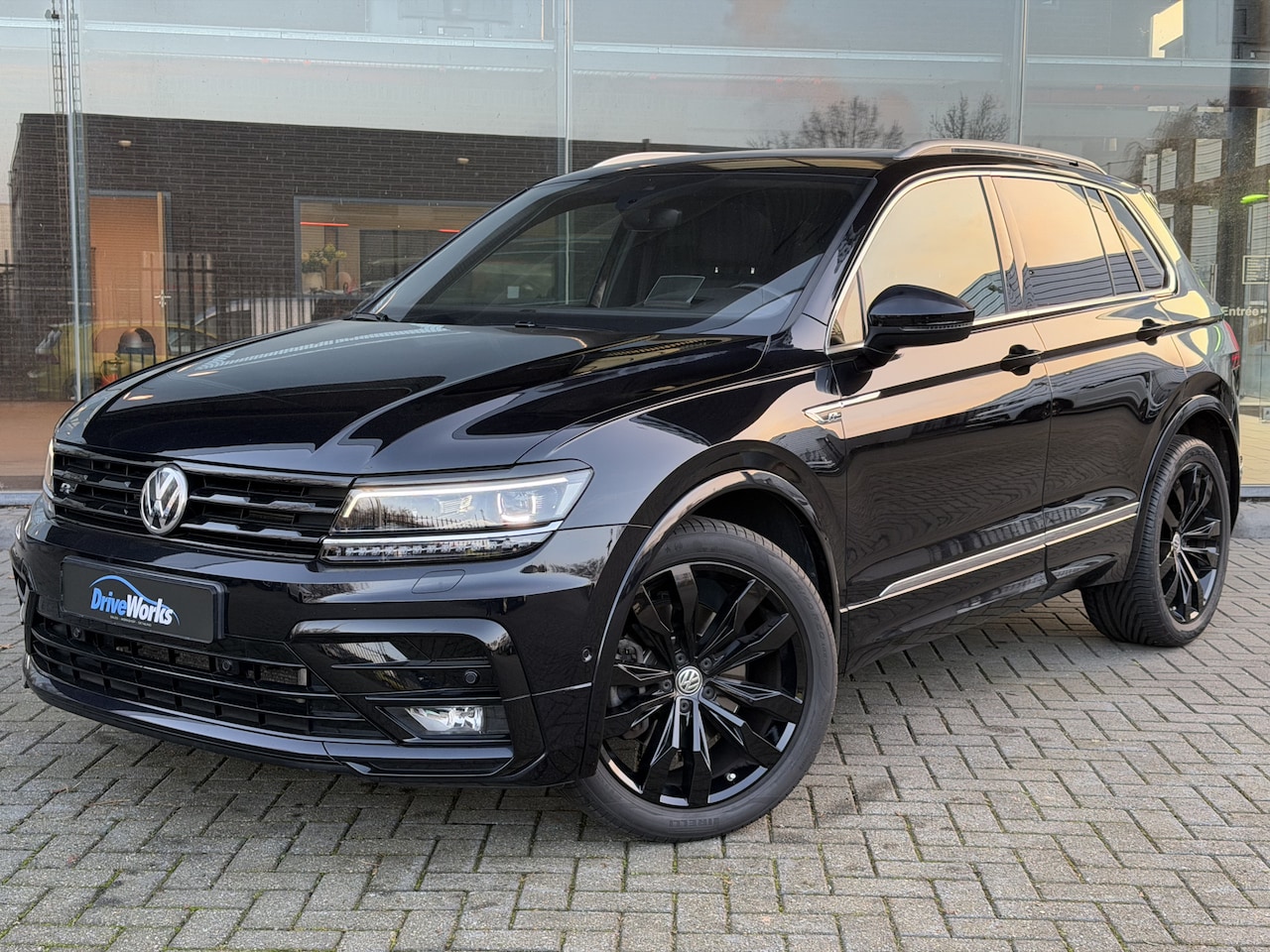 Volkswagen Tiguan - 2.0 TSI 4Motion| R-line | Highline | Pano | Key-less | Head-up | Camera Interesse, Proefri - AutoWereld.nl