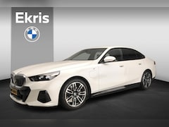 BMW 5-serie - Sedan 530e | M-Sportpakket | LED | Navigatie | Active cruise | Trekhaak | Sportstoelen | D