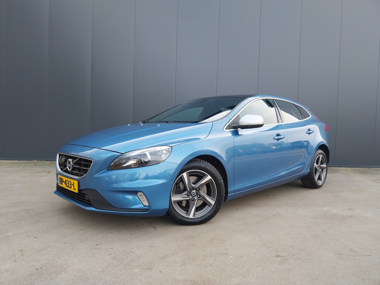 Volvo V40 - 2.0 D2 R-Design PANO DAK CAMERA MEMORY STOEL ALCANTARA PARK ASSIST XENON LED NAVI CRUISE E - AutoWereld.nl