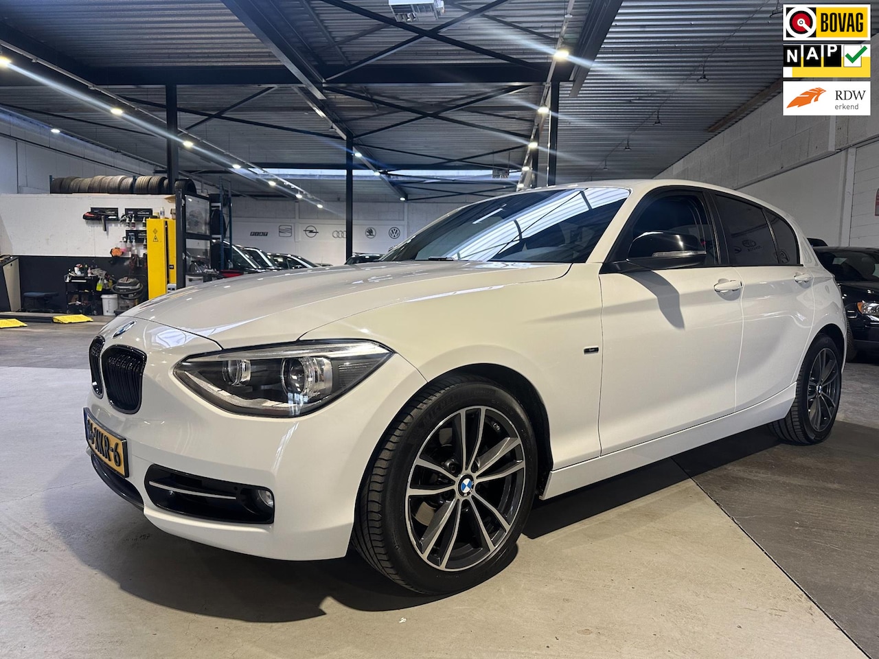 BMW 1-serie - 118i/Xenon/Carplay/M bumper/Dealer onderhouden/Apk nw - AutoWereld.nl