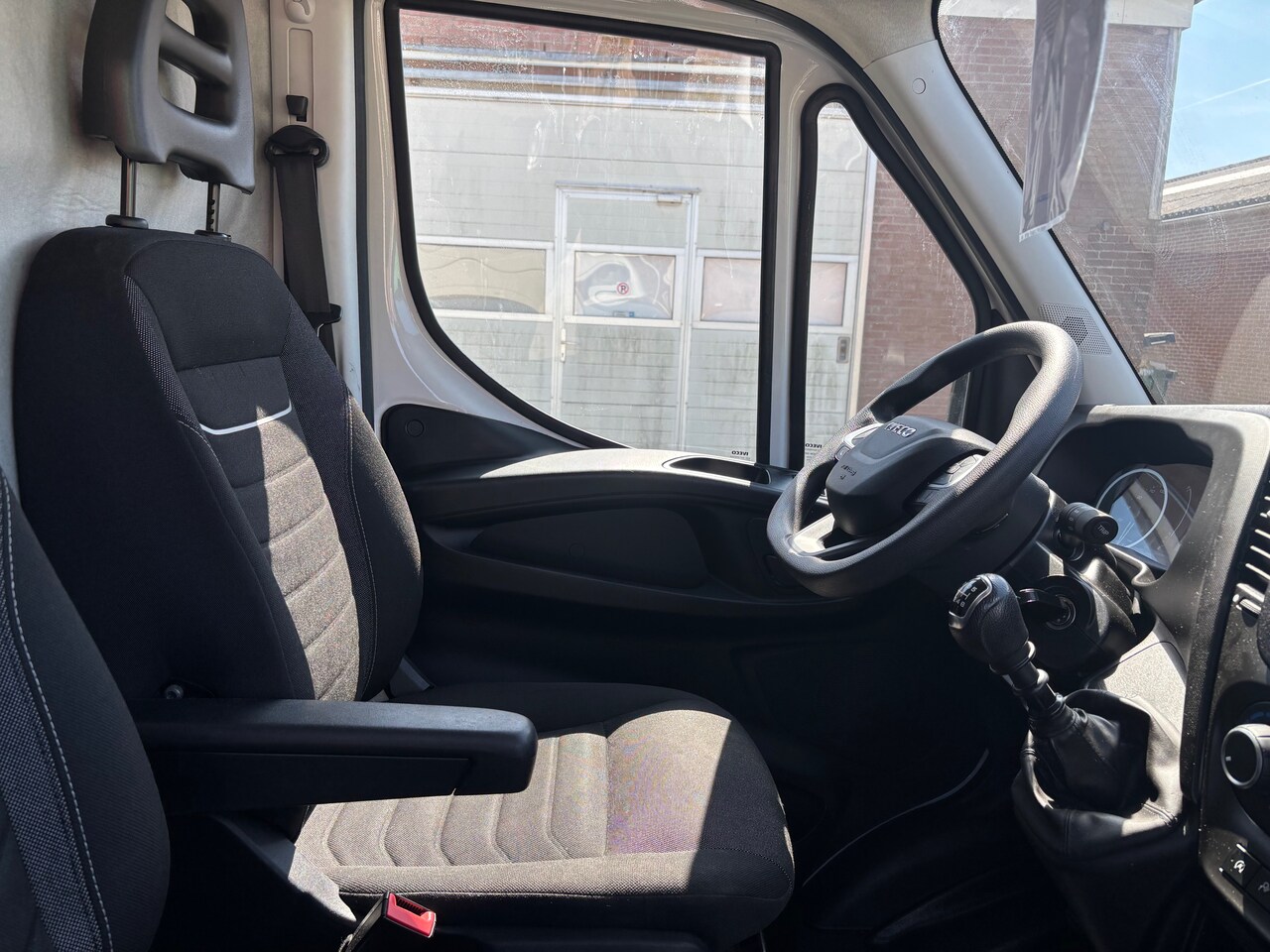 Iveco Daily - 35S16V 2.3 352L H2 Bijna nieuw Trekhaak 3500 kg!