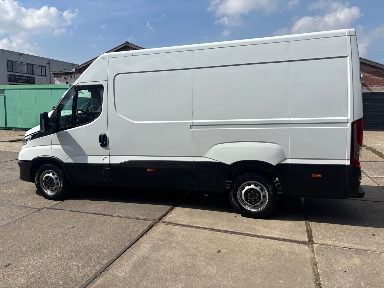 Iveco Daily - 35S16V 2.3 352L H2 Bijna nieuw Trekhaak 3500 kg!