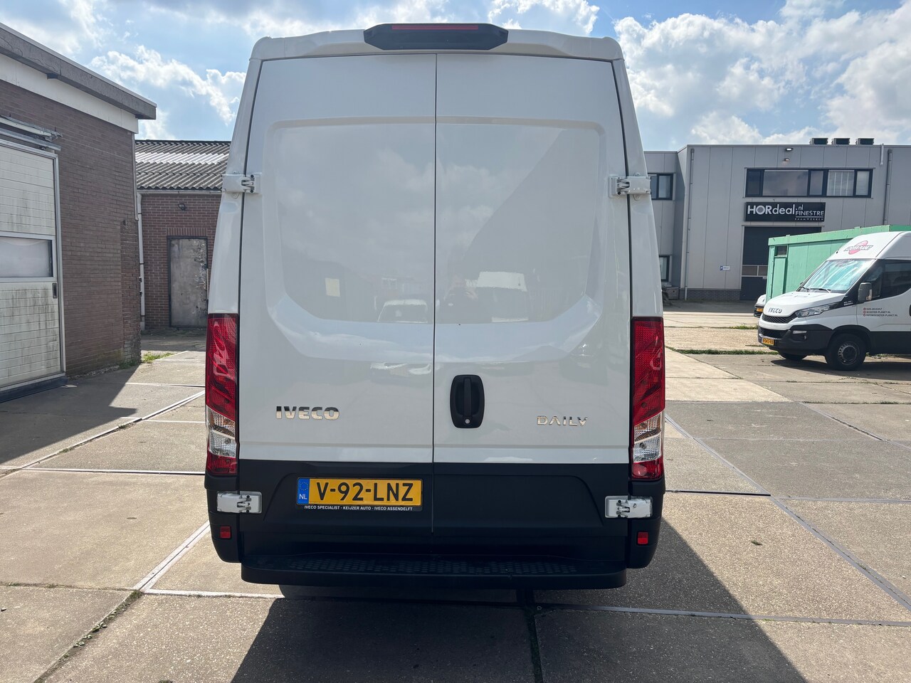 Iveco Daily - 35S16V 2.3 352L H2 Bijna nieuw Trekhaak 3500 kg!