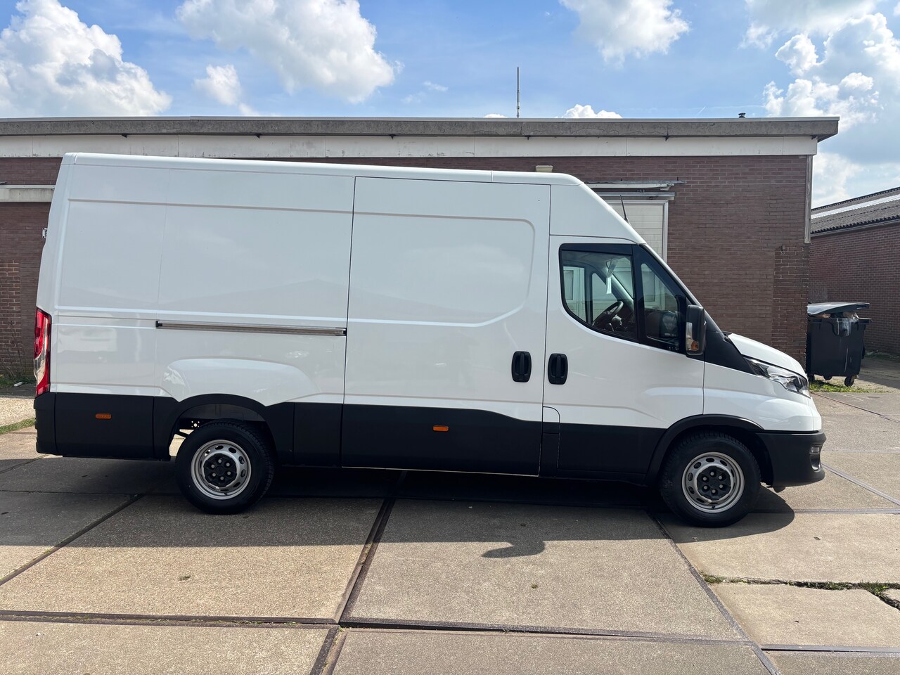 Iveco Daily - 35S16V 2.3 352L H2 Bijna nieuw Trekhaak 3500 kg!