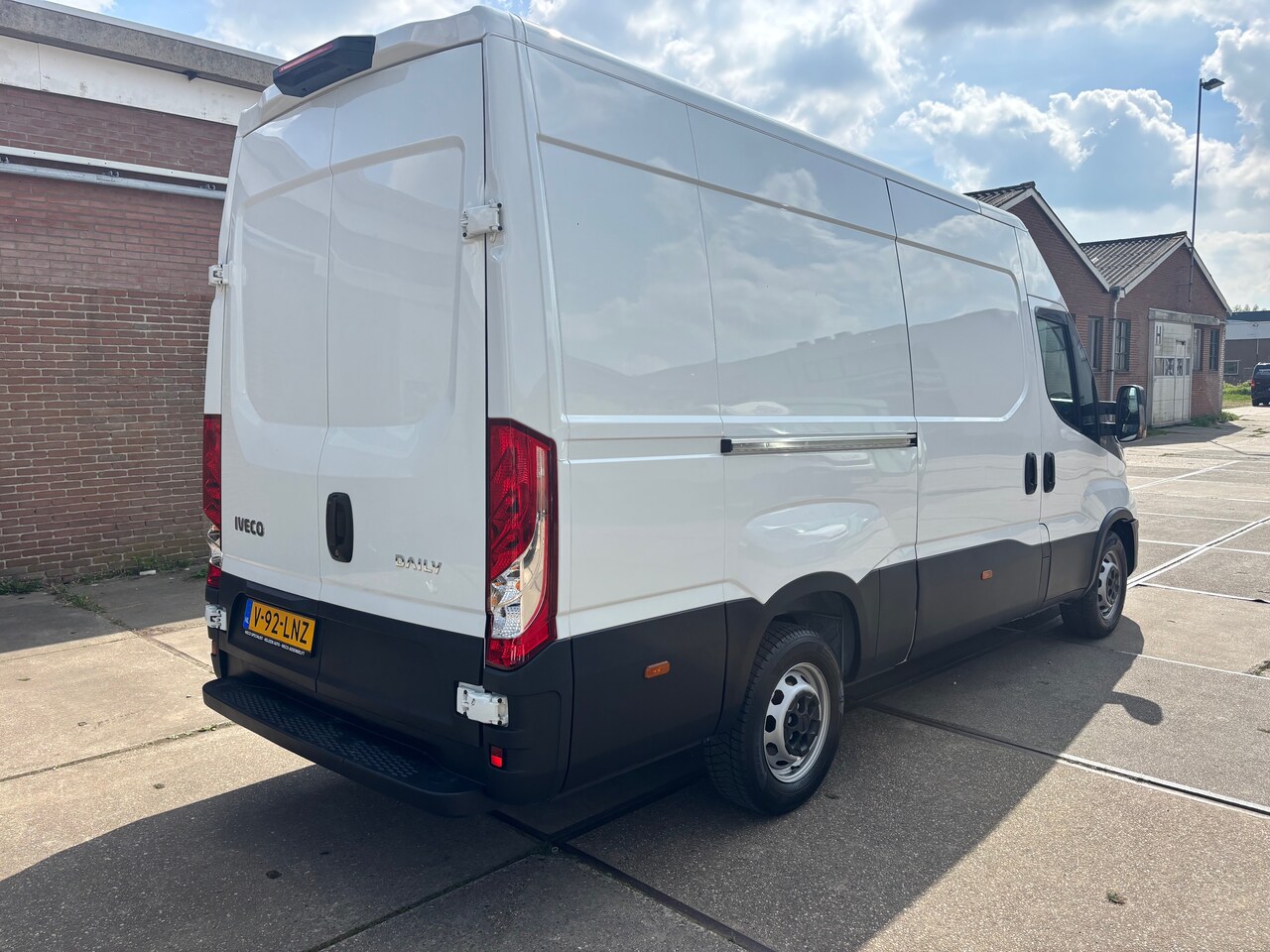 Iveco Daily - 35S16V 2.3 352L H2 Bijna nieuw Trekhaak 3500 kg!