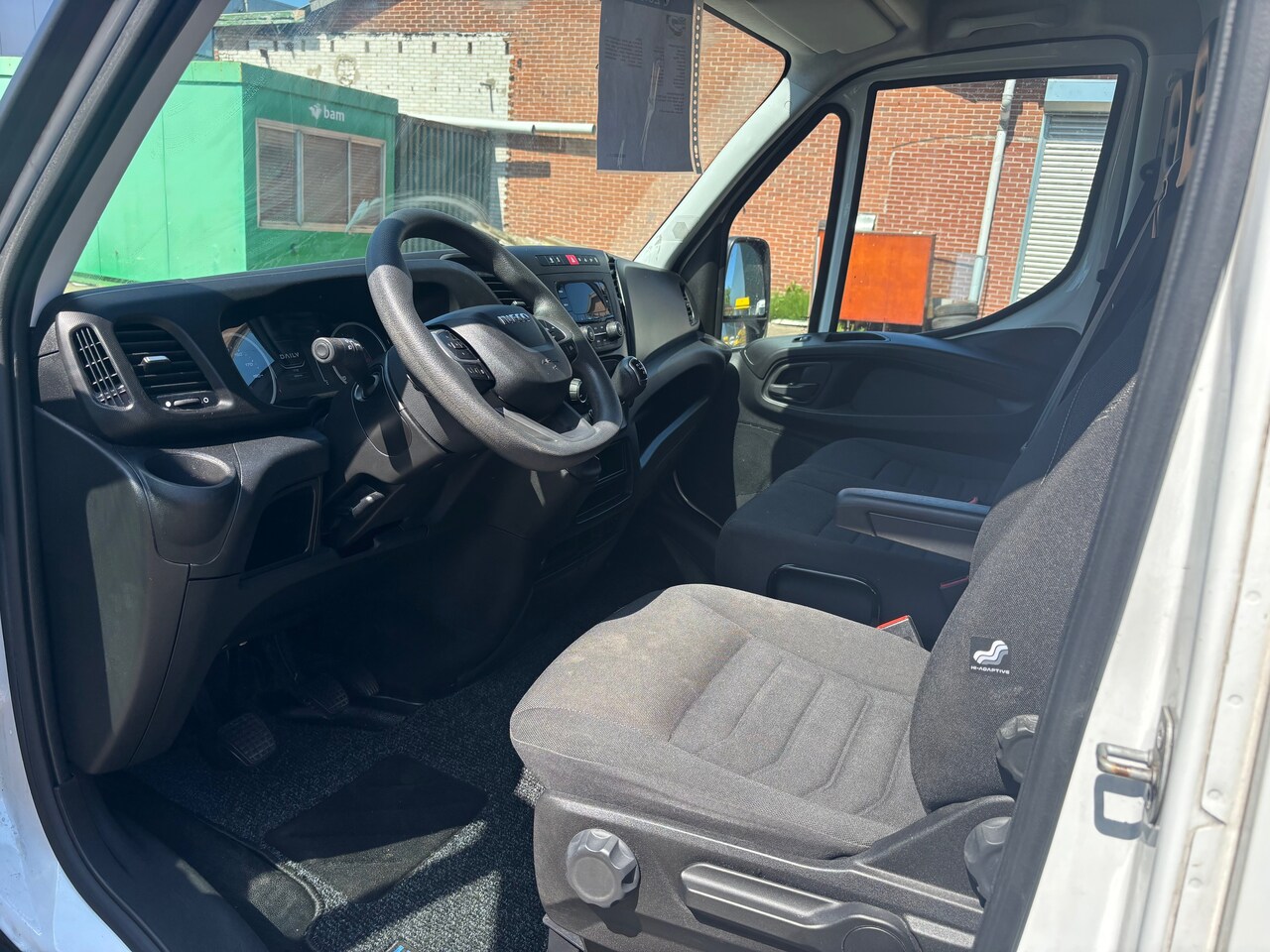 Iveco Daily - 35S16V 2.3 352L H2 Bijna nieuw Trekhaak 3500 kg!